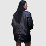 Chaqueta negra con cadenas para mujer