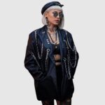Chaqueta negra con cadenas para mujer