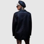 Chaqueta negra con cadenas para mujer