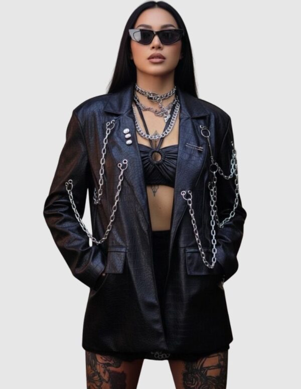 Chaqueta negra con cadenas para mujer