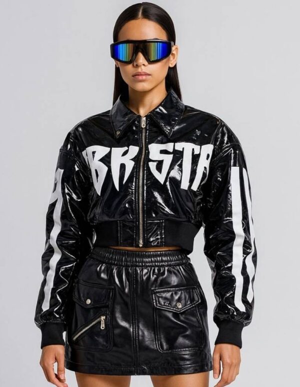 Chaqueta Rockstar UwU estilo crop, estampado gráfico en mangas y pecho. Disponible en blanco y negro. Talla única.