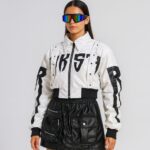 Chaqueta Rockstar UwU estilo crop, estampado gráfico en mangas y pecho. Disponible en blanco y negro. Talla única.