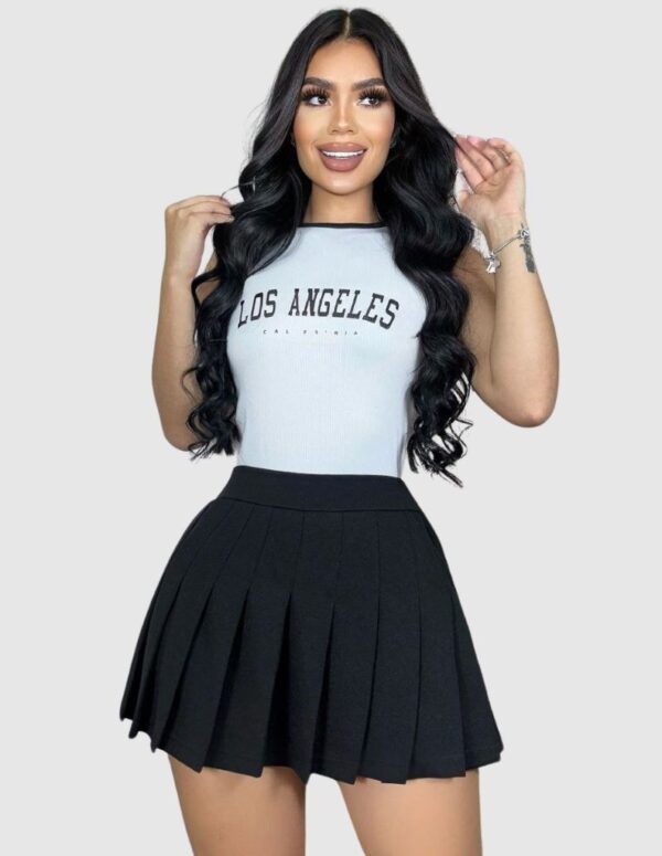 Set tipo college para mujer con blusa estampada “Los Angeles” y falda short plisada. Perfecto para un look moderno, cómodo y juvenil. Precio $95.000. ¡Compra ahora con envío gratis por compras desde $120.000!