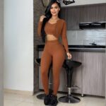 Descubre el conjunto Annie: leggins, top y chaqueta. Talla única, tela cómoda y envío rápido. ¡Vístete con actitud y estilo UwU! 💥